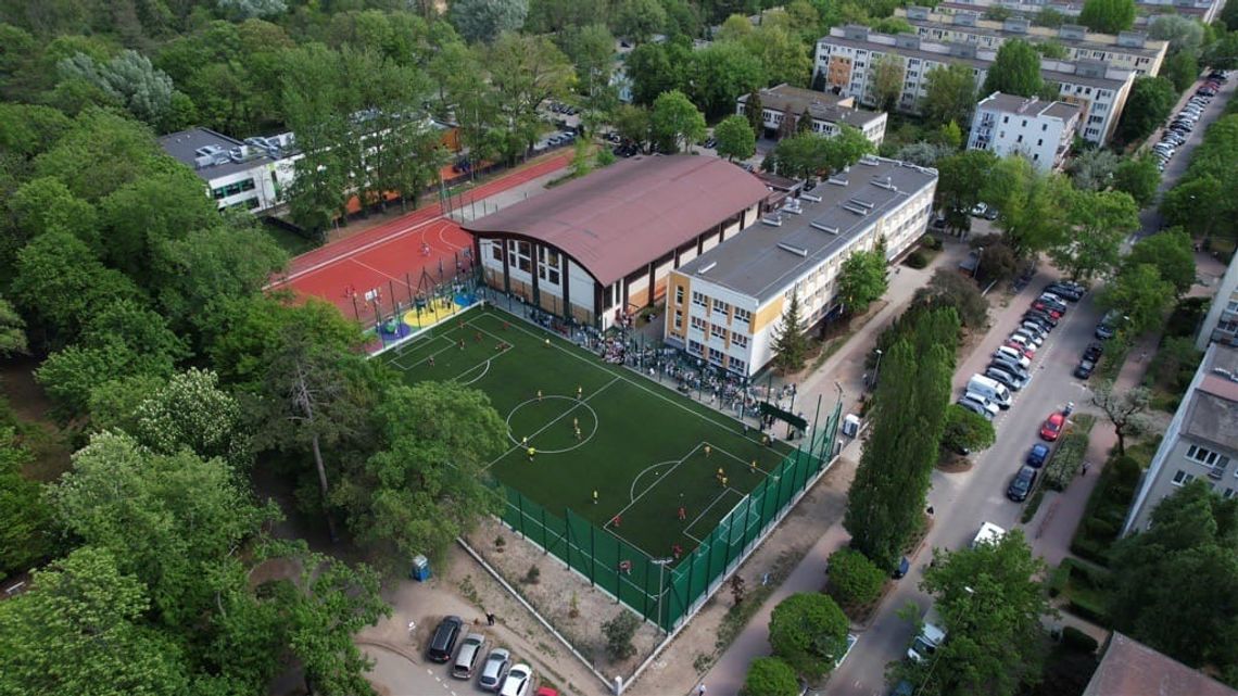Nowoczesny kompleks sportowy przy SP nr 4 w Pruszkowie otwarty! Inwestycja za ponad 4 mln zł Nowoczesny kompleks sportowy przy SP nr 4 w Pruszkowie otwarty! Inwestycja za ponad 4 mln zł