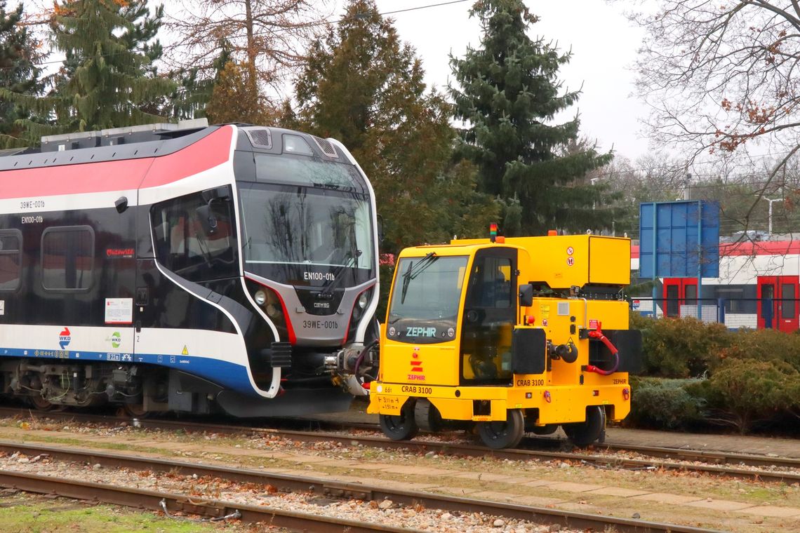 Nowy CRAB w WKD. Dwudrogowy pojazd manewrowy usprawni utrzymanie taboru