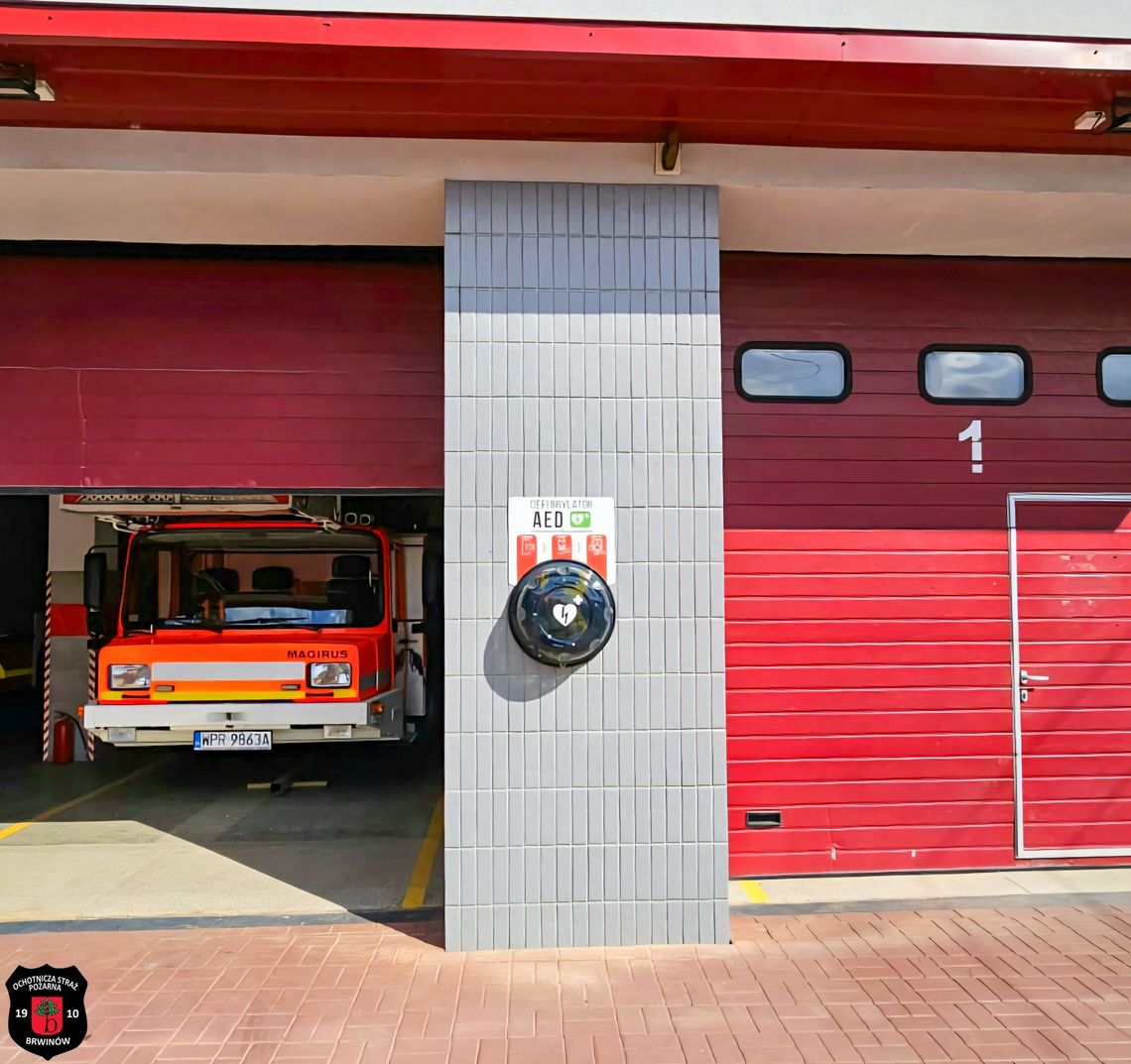 Nowy defibrylator w Brwinowie już działa. Mieszkańcy pomogli go zdobyć