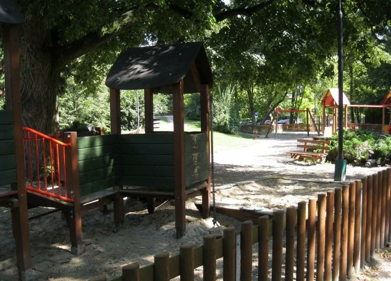 Odnawiają plac zabaw Odnawiają plac zabaw