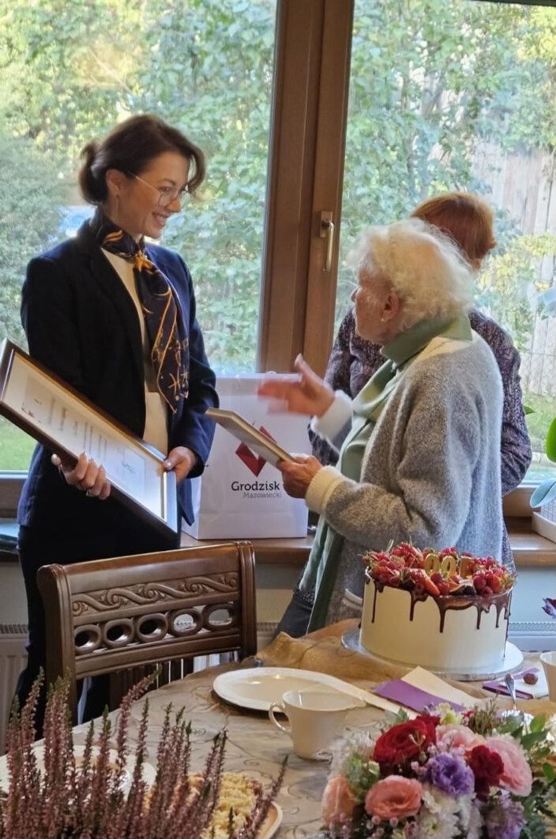 Pani Hanna z Grodziska świętowała setne urodziny! Niezwykła mieszkanka gminy ma już 100 lat Pani Hanna z Grodziska świętowała setne urodziny! Niezwykła mieszkanka gminy ma już 100 lat