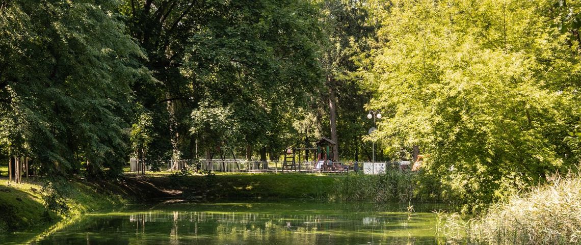 Park Dworski w Regułach. Powstał nowy przewodnik po drzewach i ścieżce dendrologicznej