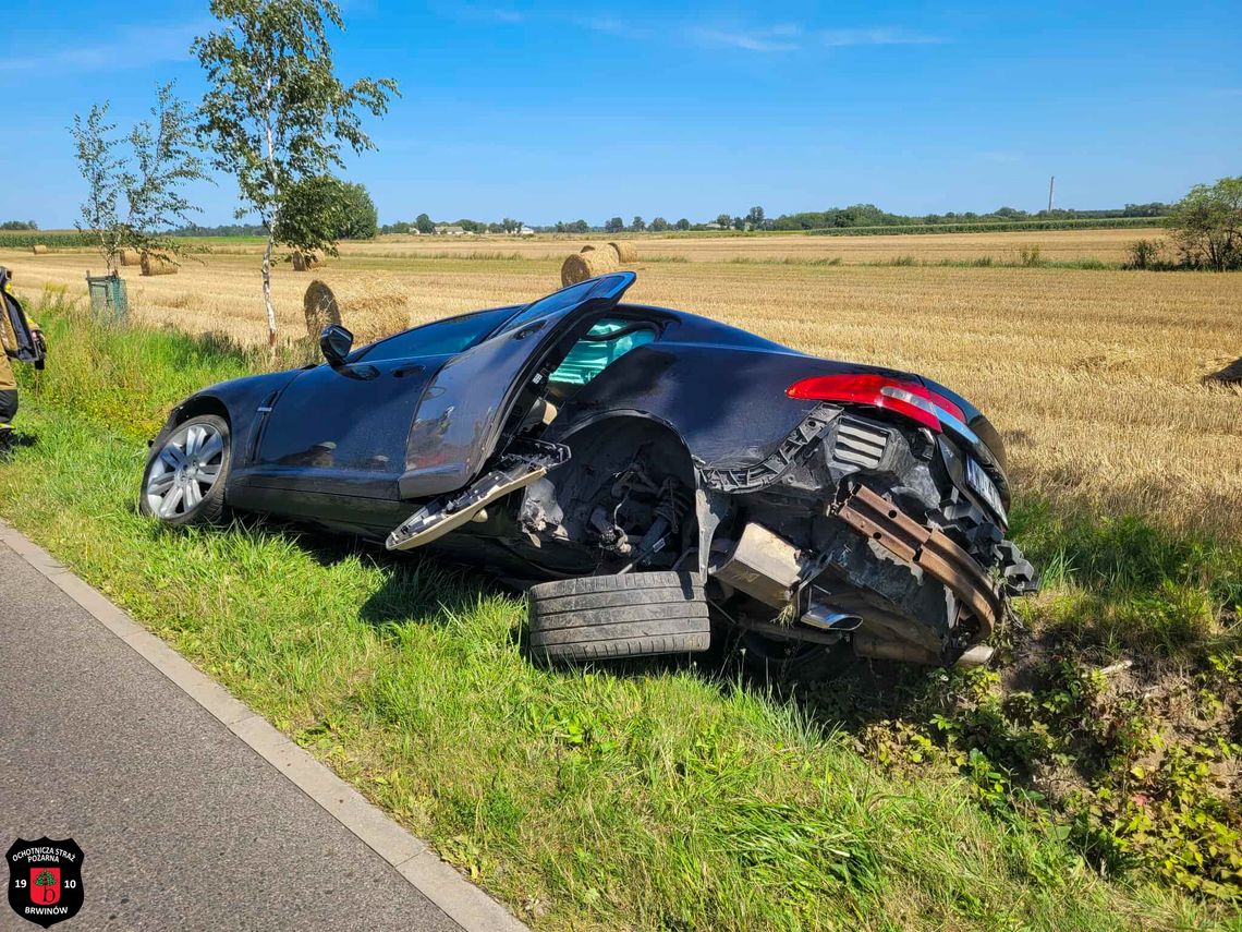 Pijany kierowca dachował Jaguarem. Miał ponad 2,5 promila alkoholu Pijany kierowca dachował Jaguarem. Miał ponad 2,5 promila alkoholu