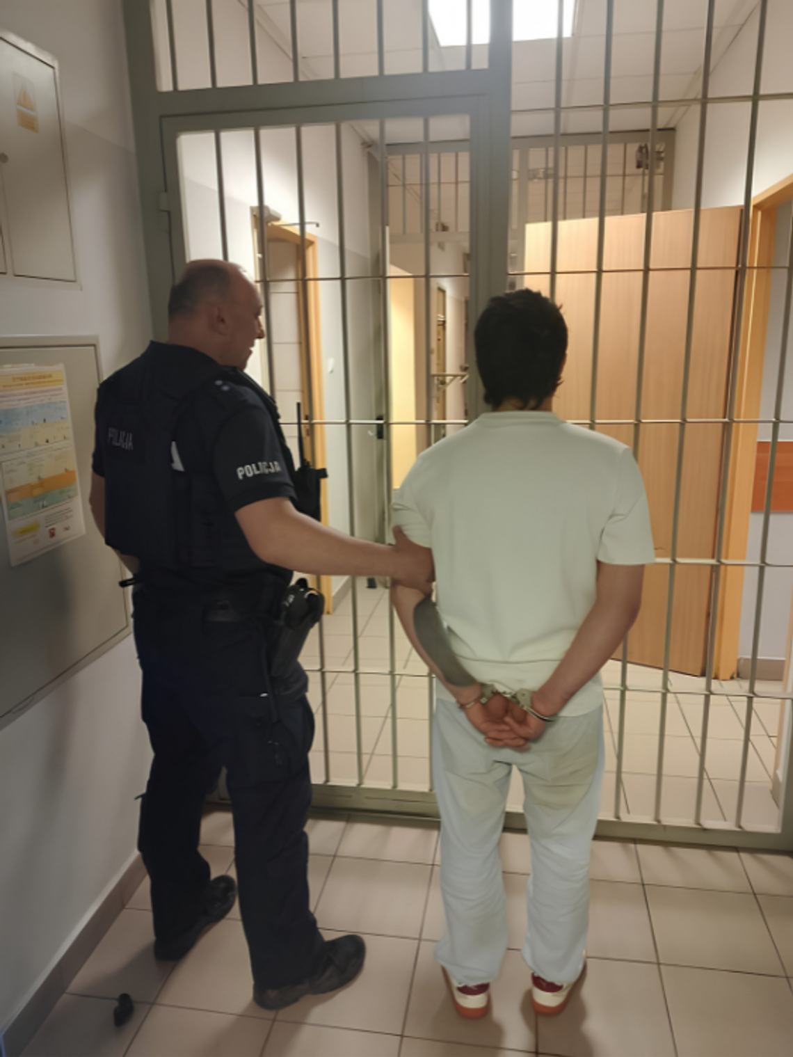 Pijany obywatel Kolumbii uderzył w słup w Podolszynie Nowym! Nie miał prawa jazdy Pijany obywatel Kolumbii uderzył w słup w Podolszynie Nowym! Nie miał prawa jazdy