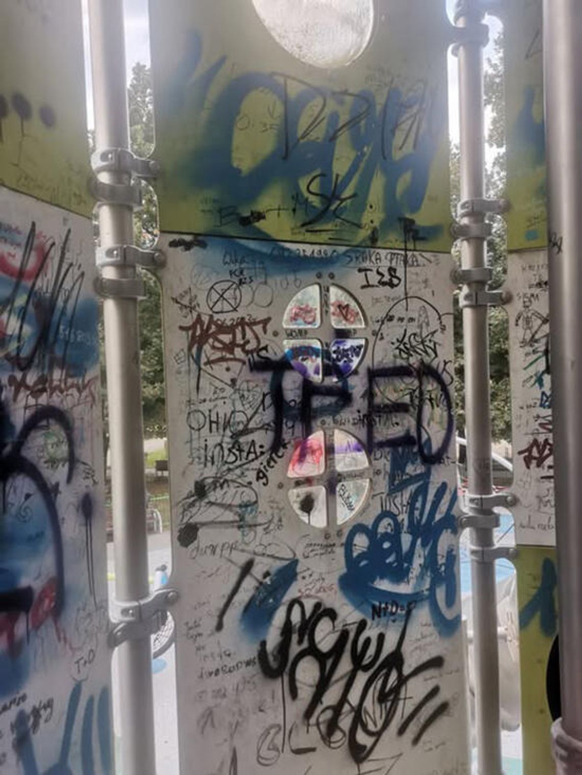 Plac zabaw w Pruszkowie zniszczony przez bazgroły. Mieszkańcy interweniują!