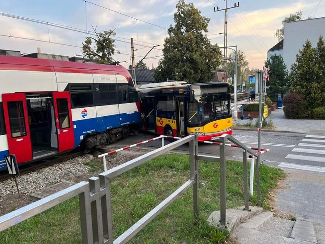 Pociąg WKD uderzył w autobus na przejeździe w Komorowie