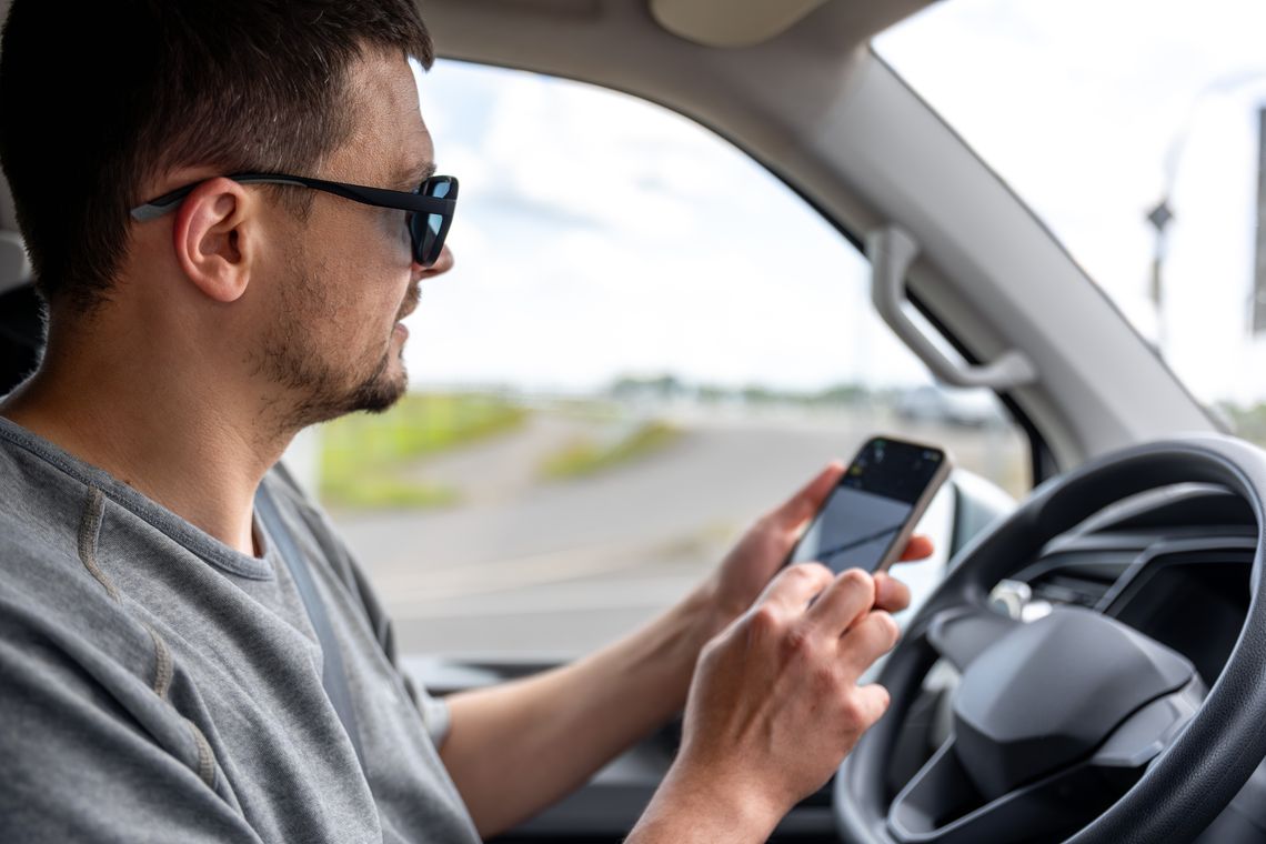 Policja nagra dronem, czy korzystasz z telefonu podczas jazdy samochodem