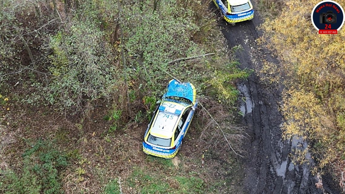 Policyjny pościg w Pęcicach! Radiowóz rozbił się o drzewo, policjant ranny