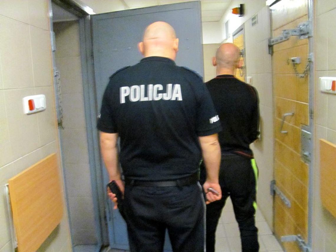 Położył się na mefedronie i amfetaminie. Chciał ukryć narkotyki przed policjantami