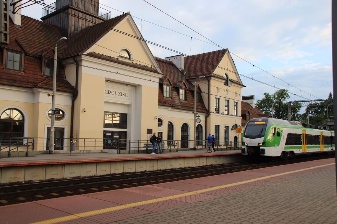 Pociąg Kolei Mazowieckich wjeżdża na dworzec w Grodzisku Mazowieckim