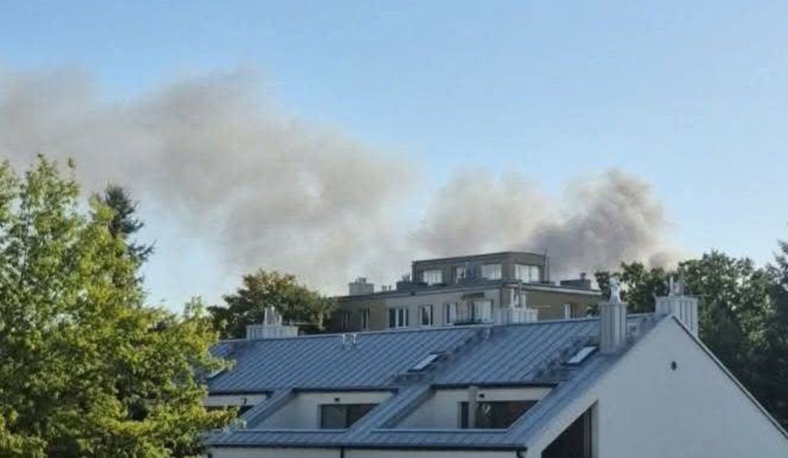 Pożar w Piastowie. Płonie kompleks budynków, nad miastem unosi się gęsty dym Pożar w Piastowie. Płonie kompleks budynków, nad miastem unosi się gęsty dym