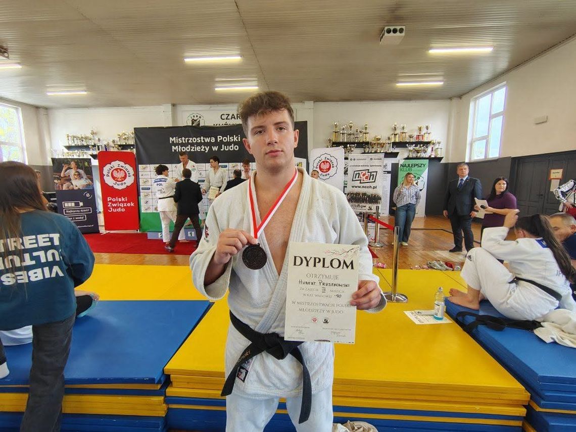 Pruszkowscy judocy z medalami. Hubert Pruszkowski na podium mistrzostw Polski Pruszkowscy judocy z medalami. Hubert Pruszkowski na podium mistrzostw Polski