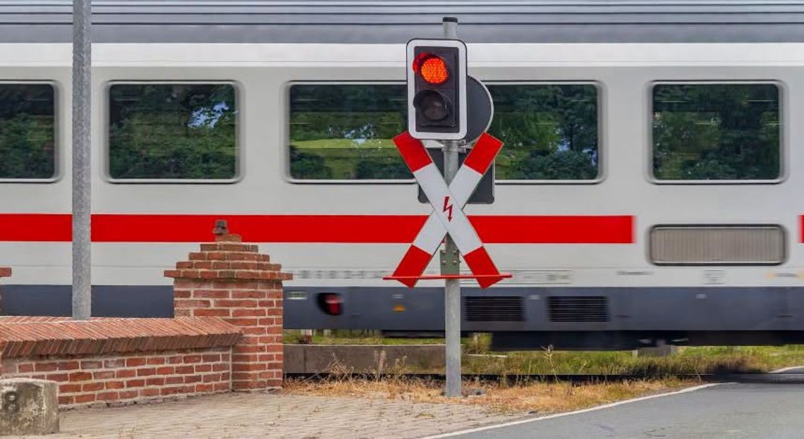 Przejazd kolejowy w Bożej Woli zamknięty. Kierowców czekają objazdy Przejazd kolejowy w Bożej Woli zamknięty. Kierowców czekają objazdy