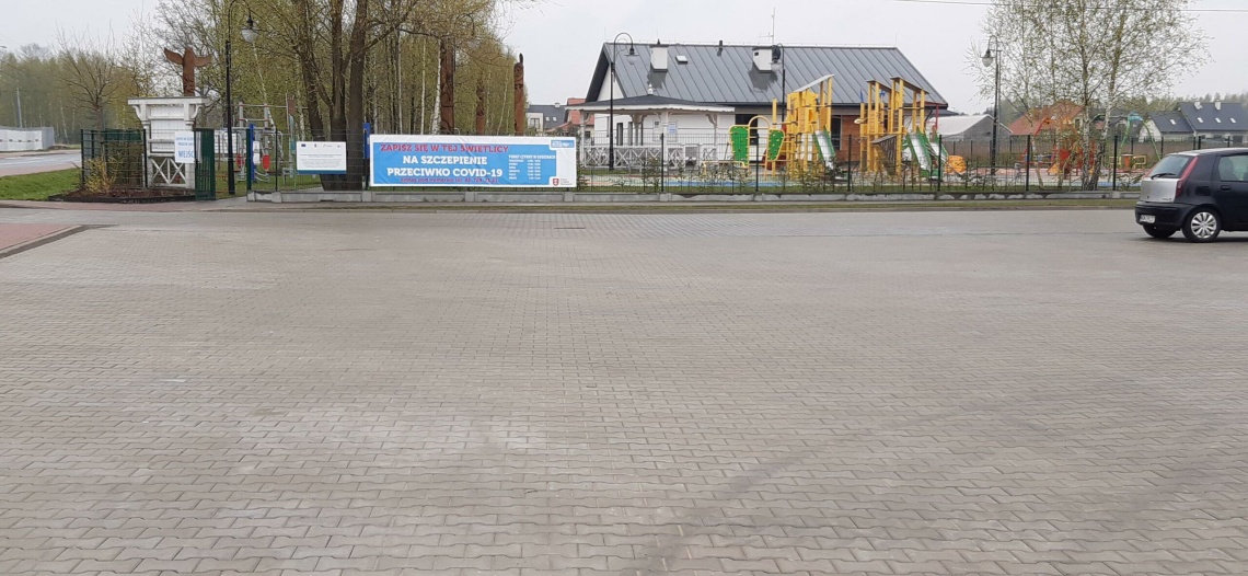 Punkt drive-thru szczepień stanie na parkingu w Szczęsnem