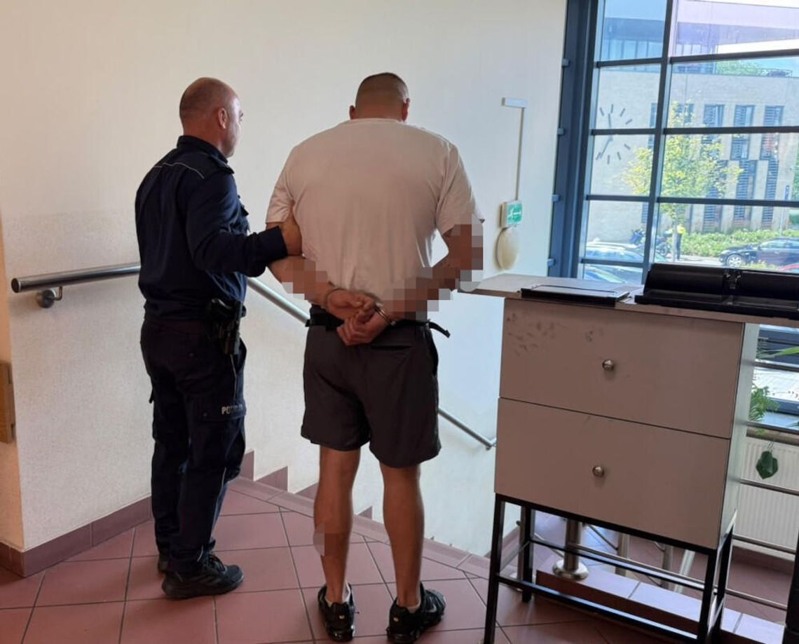Recydywista zatrzymany w Regułach. Znieważył policjantów podczas interwencji Recydywista zatrzymany w Regułach. Znieważył policjantów podczas interwencji