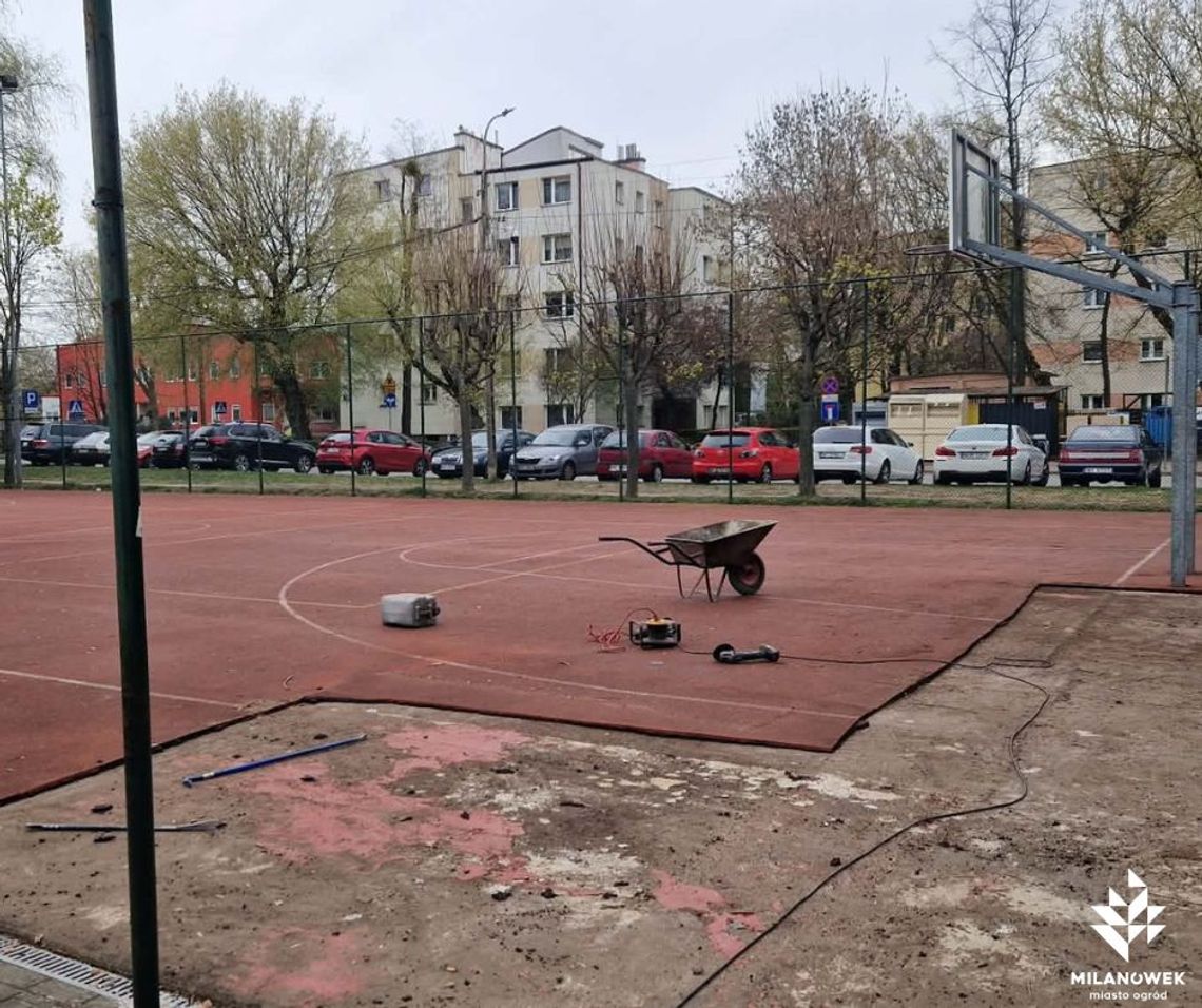 Remont Orlika w Milanówku: Boisko do koszykówki zamknięte na miesiące. Mieszkańcy oburzeni!