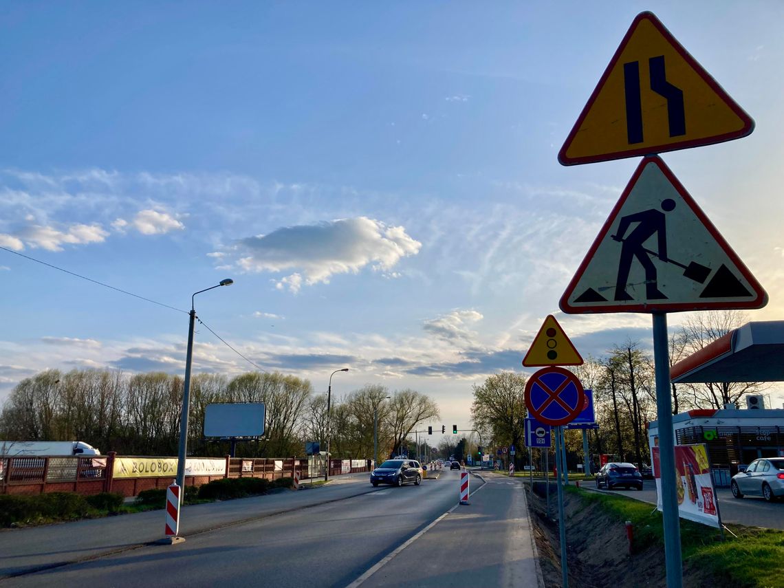 Remont ul. Królewskiej w Milanówku: ruszyło asfaltowanie i ruch wahadłowy Remont ul. Królewskiej w Milanówku: ruszyło asfaltowanie i ruch wahadłowy