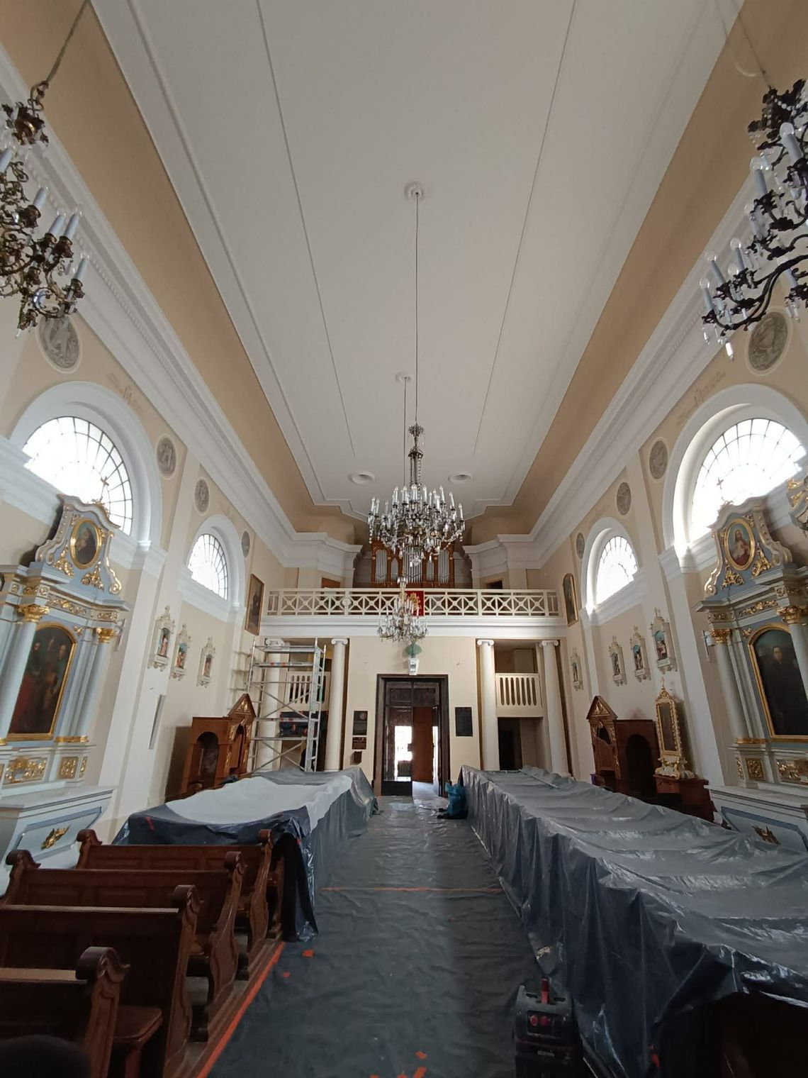 Renowacja zabytkowego kościoła w Pęcicach na finiszu. Wnętrze odzyskało blask