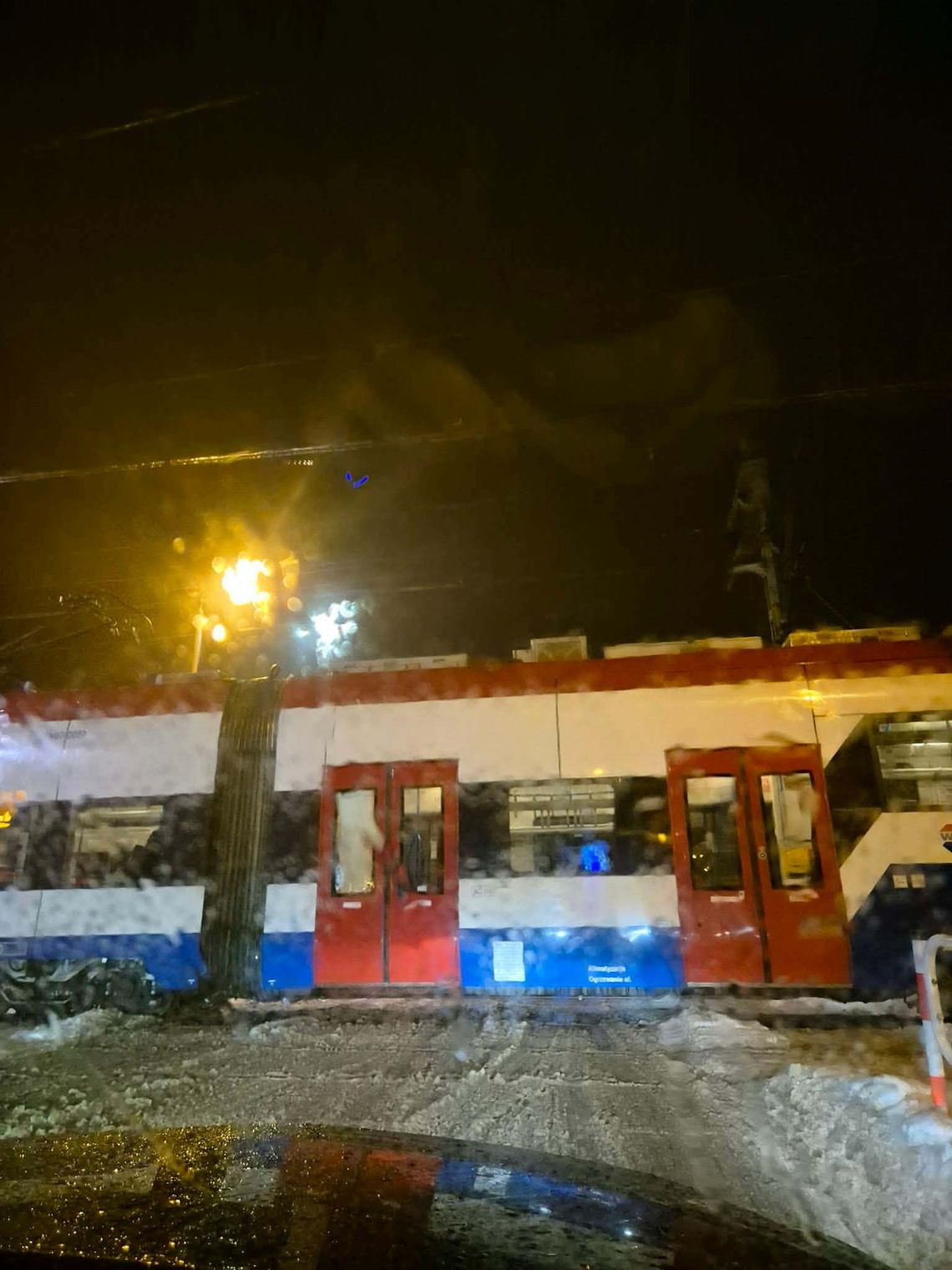 Samochód uderzył w kolejkę WKD. Na miejscu pracują służby