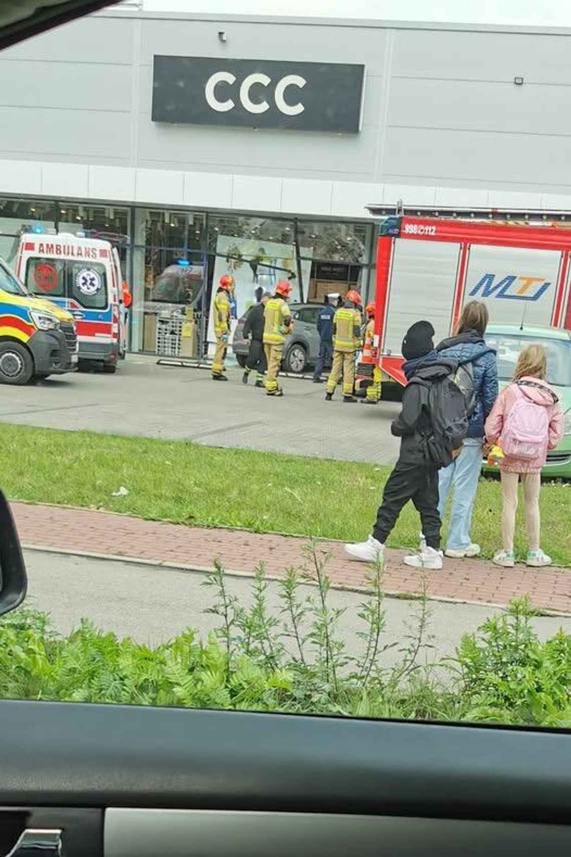 Samochód wjechał do CCC przez witrynę sklepową