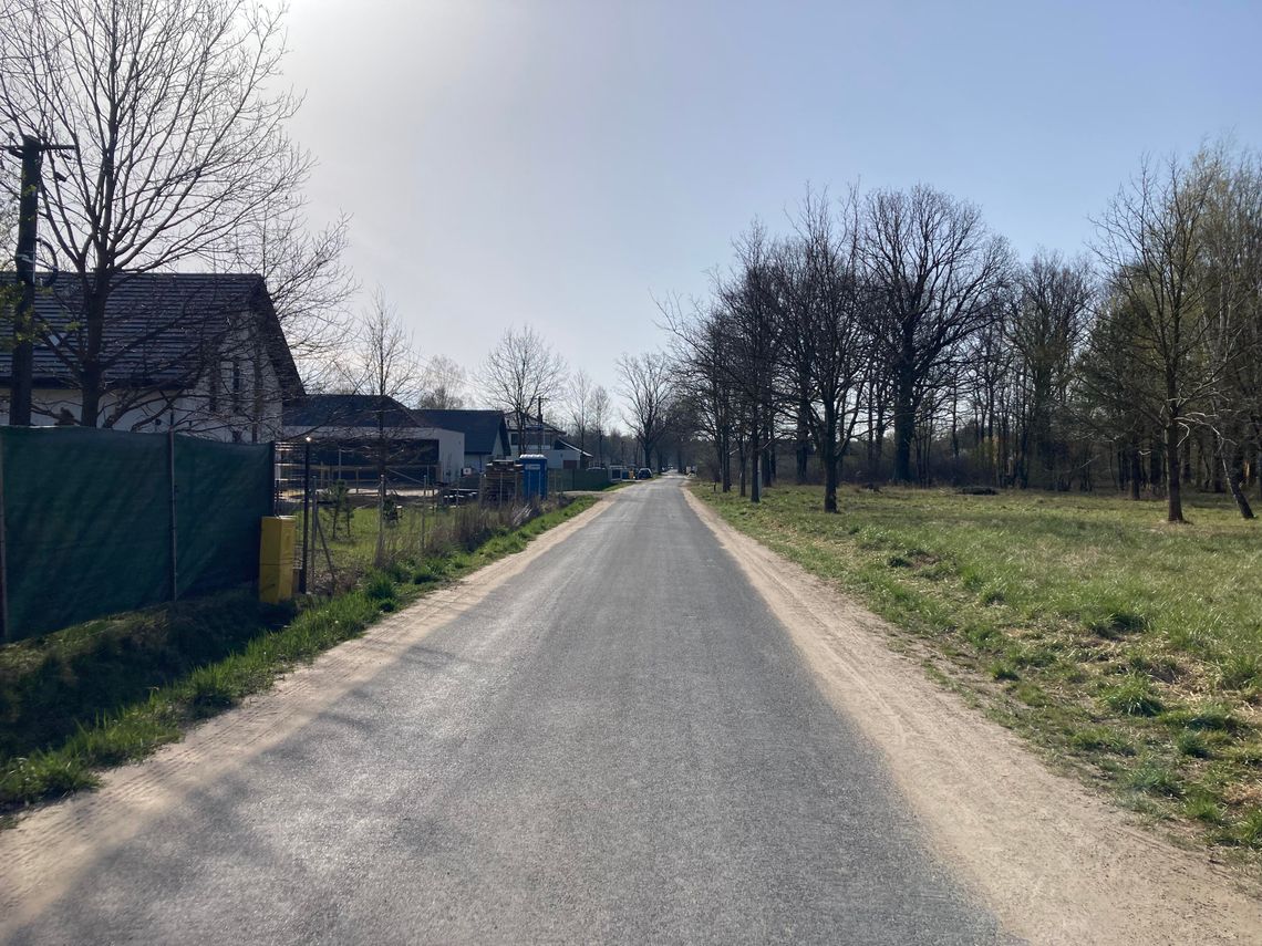 Spór o ul. Radarową w Ruścu: asfalt czy dęby?