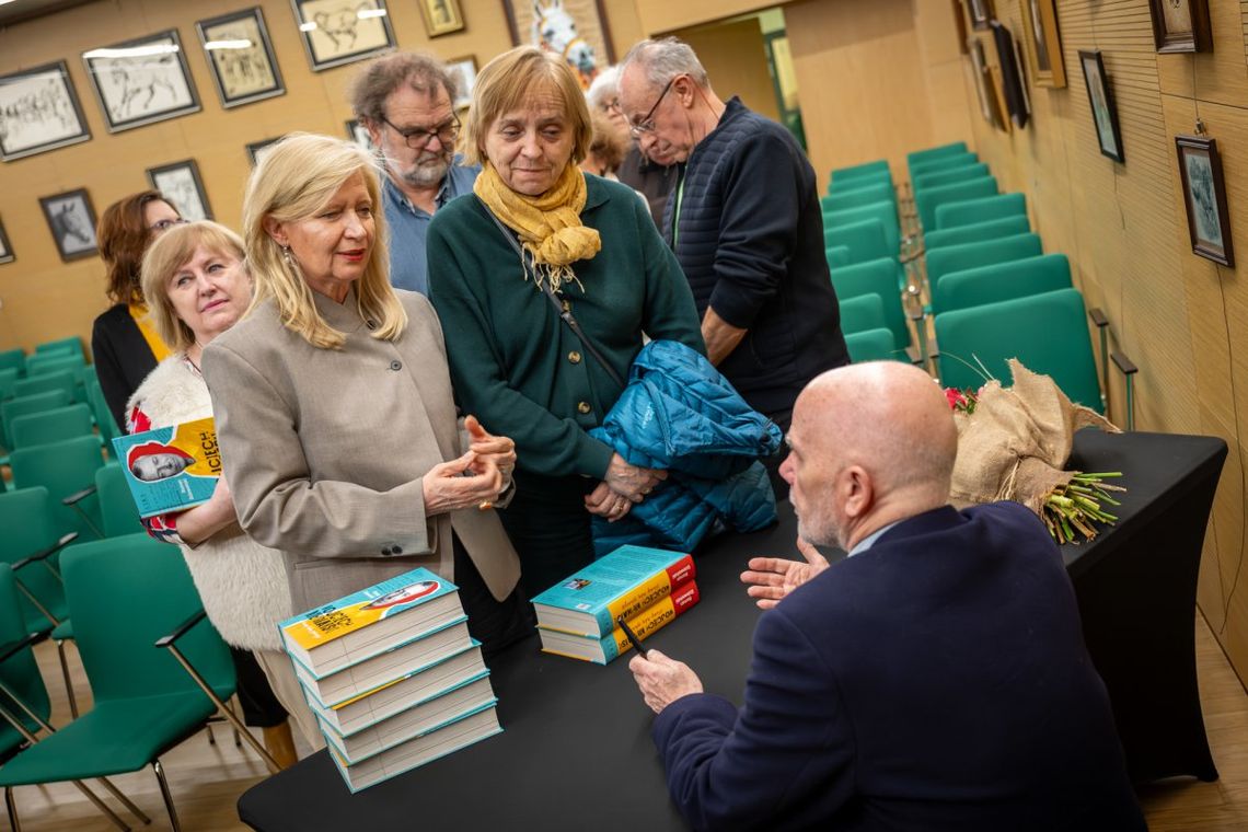 Spotkanie z Romanem Dziewońskim w Michałowicach. Opowieść o Wojciechu Młynarskim przyciągnęła tłumy Spotkanie z Romanem Dziewońskim w Michałowicach. Opowieść o Wojciechu Młynarskim przyciągnęła tłumy