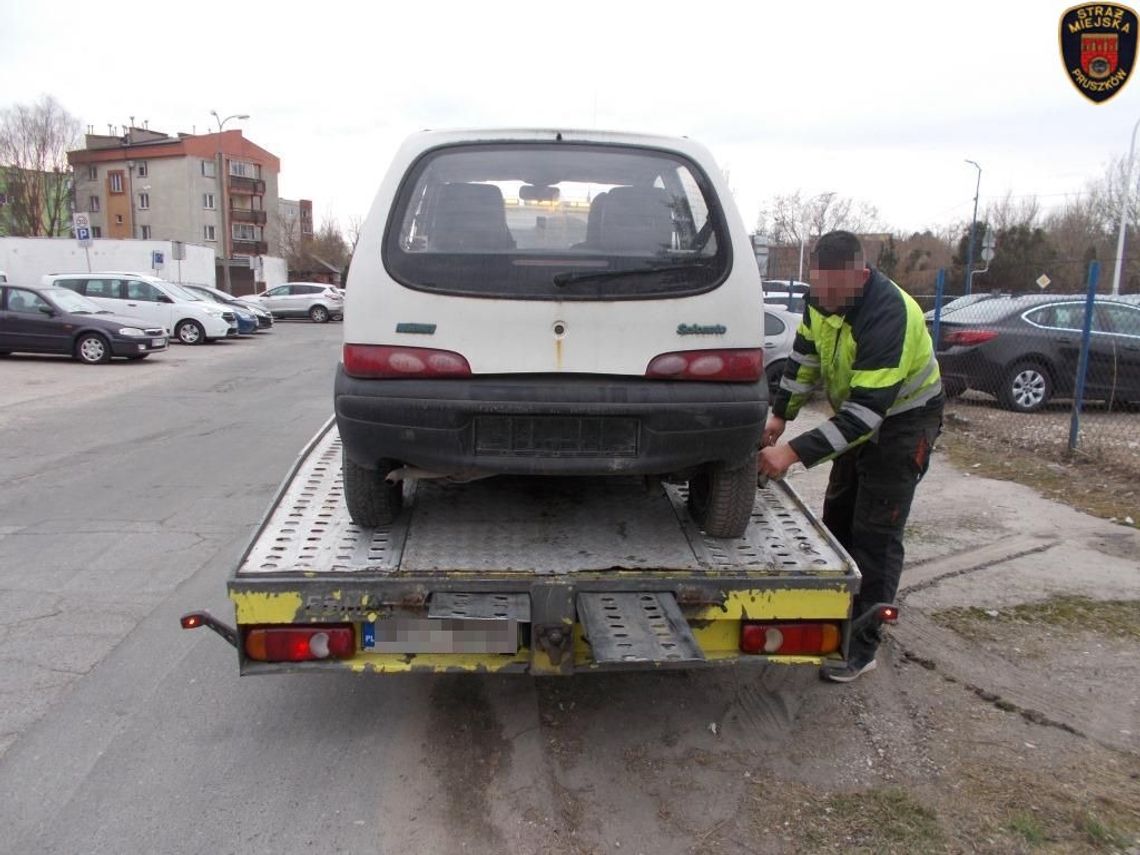 Straż miejska robi porządek z wrakami