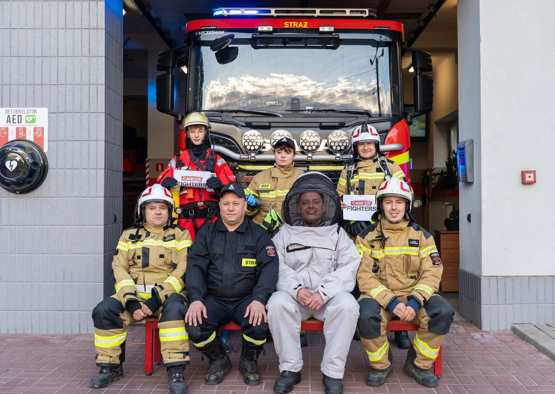 Strażacy z OSP Brwinów golą głowy dla Cancer Fighters! Wyjątkowy gest wsparcia dla dzieci