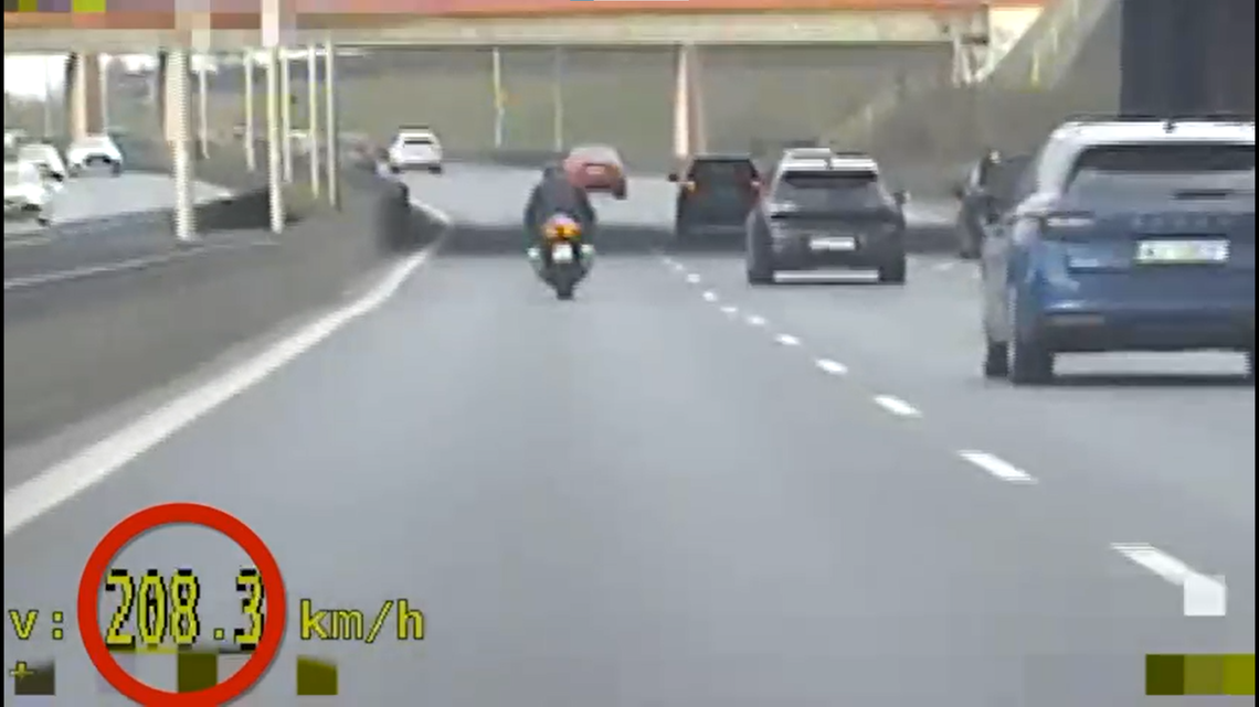 Szaleńcza jazda na S8! Motocyklista pędził 208 km/h