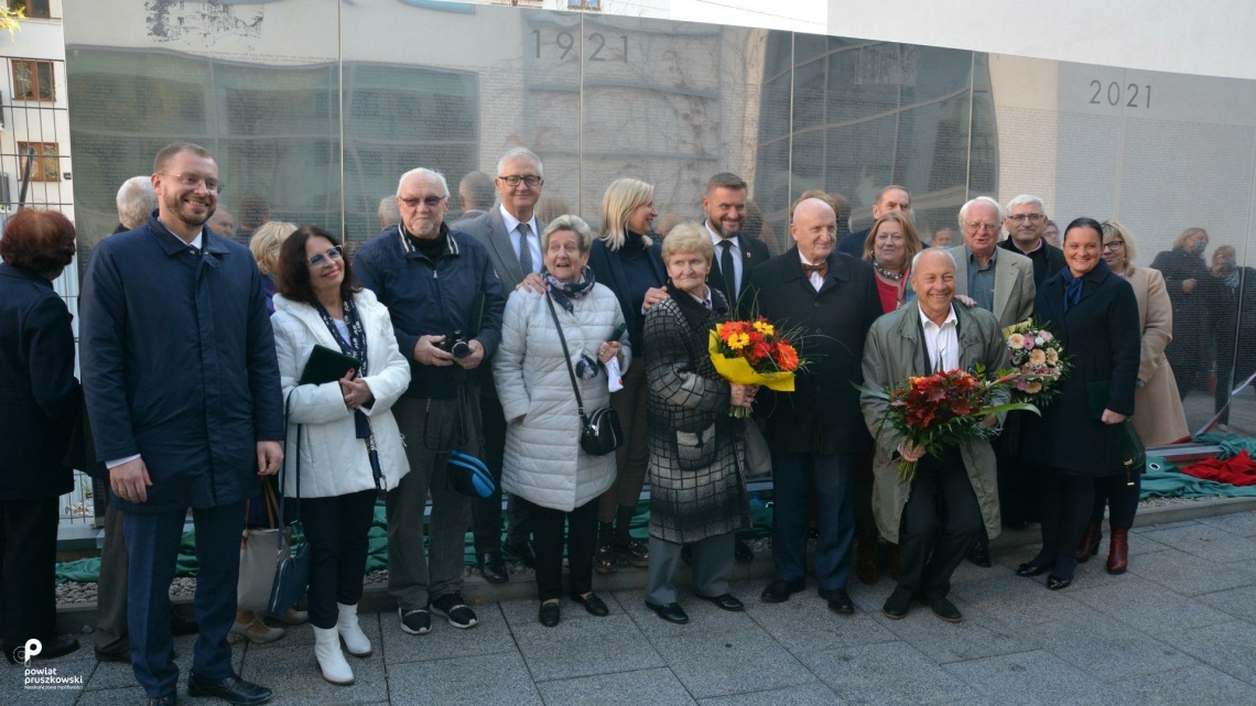 Tablica memoratywna odsłonięta w ramach obchodów 100-lecia LO im. T. Zana