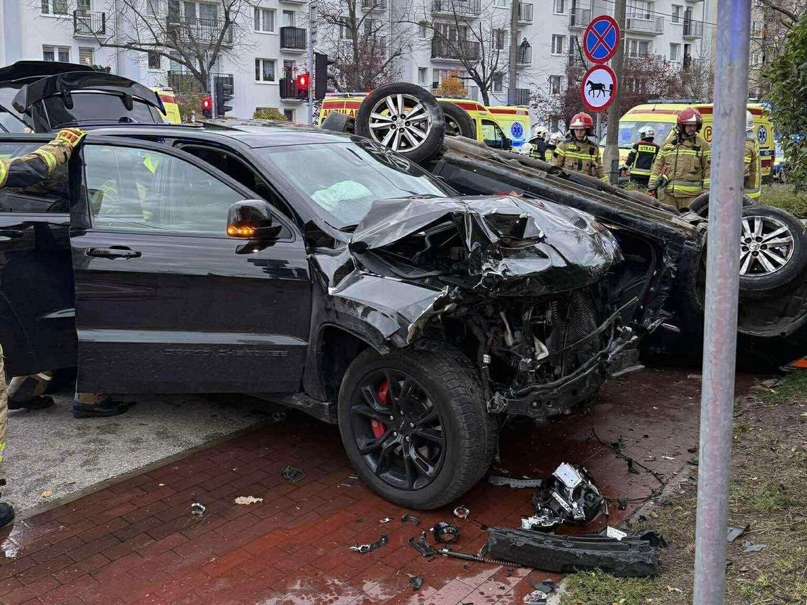 Tragiczny wypadek w Pruszkowie: dachowanie po zderzeniu dwóch aut