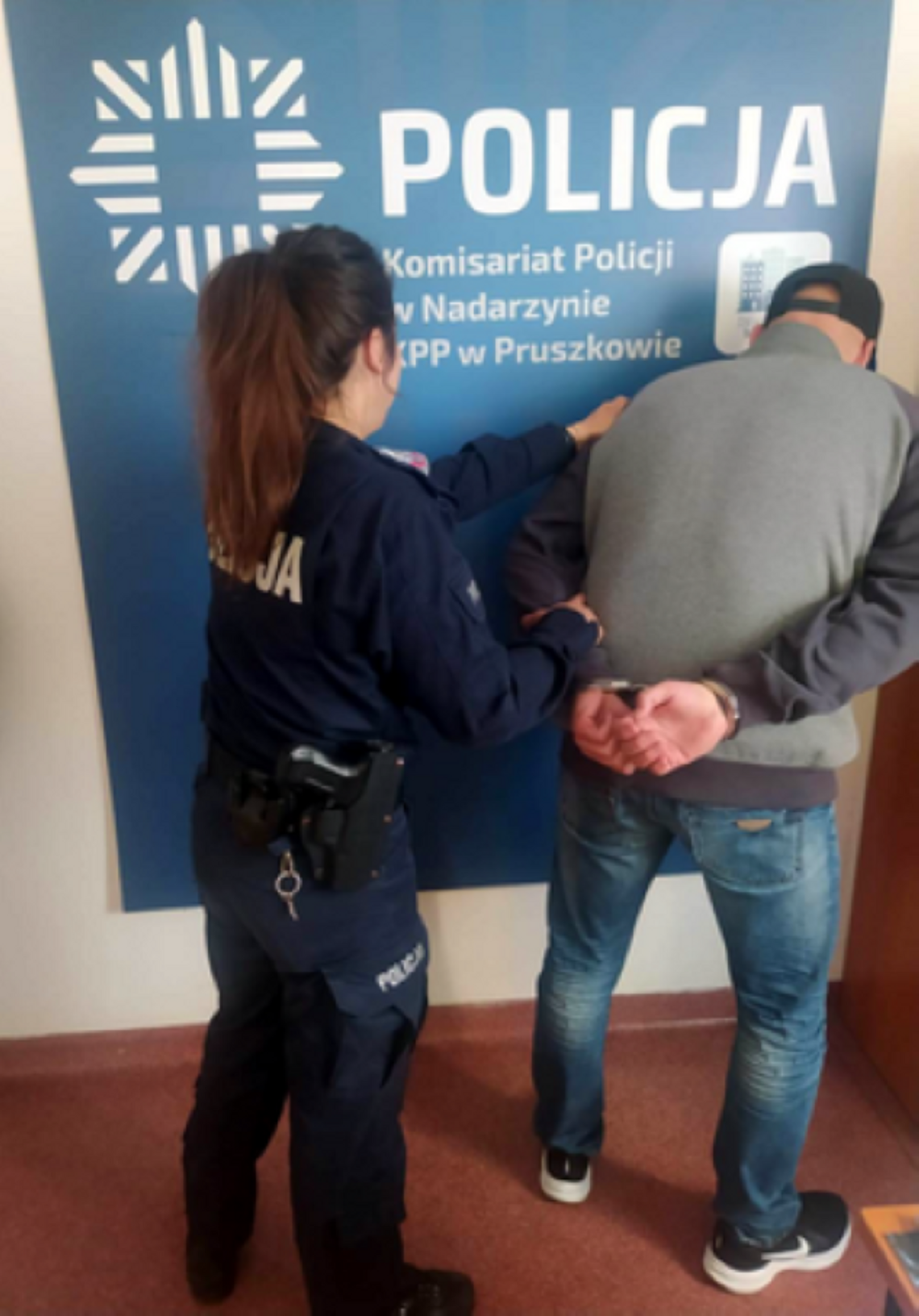 Ukradł samochód, policjanci wyciągnęli go ze skrzyni łóżka