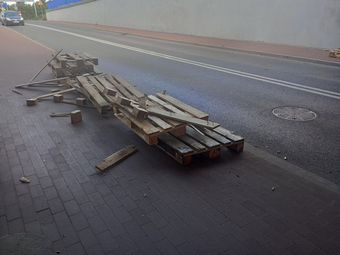 Uwaga kierowcy! Ktoś zgubił palety w tunelu!