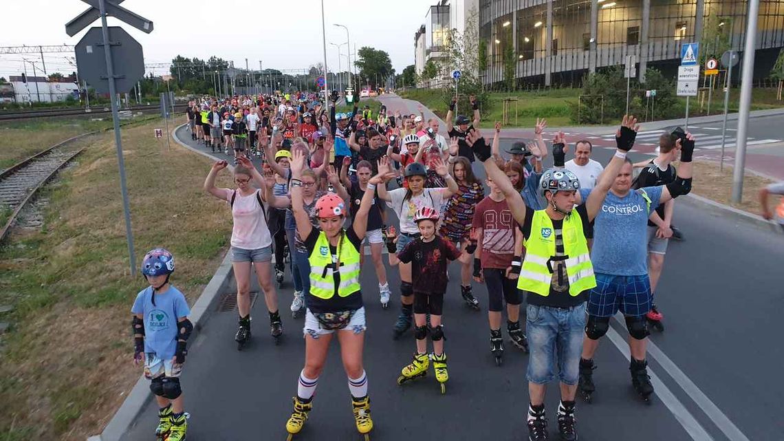 W nocy będą jeździli na rolkach po Pruszkowie