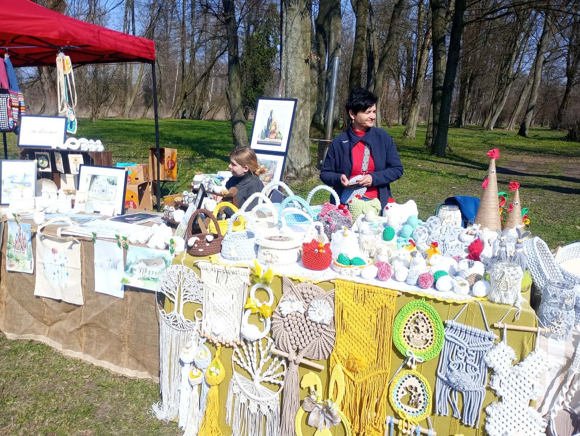 W Pałacu Ojrzanów odbył się jarmark wielkanocny. Były stoiska z rękodziełem i świąteczne przysmaki