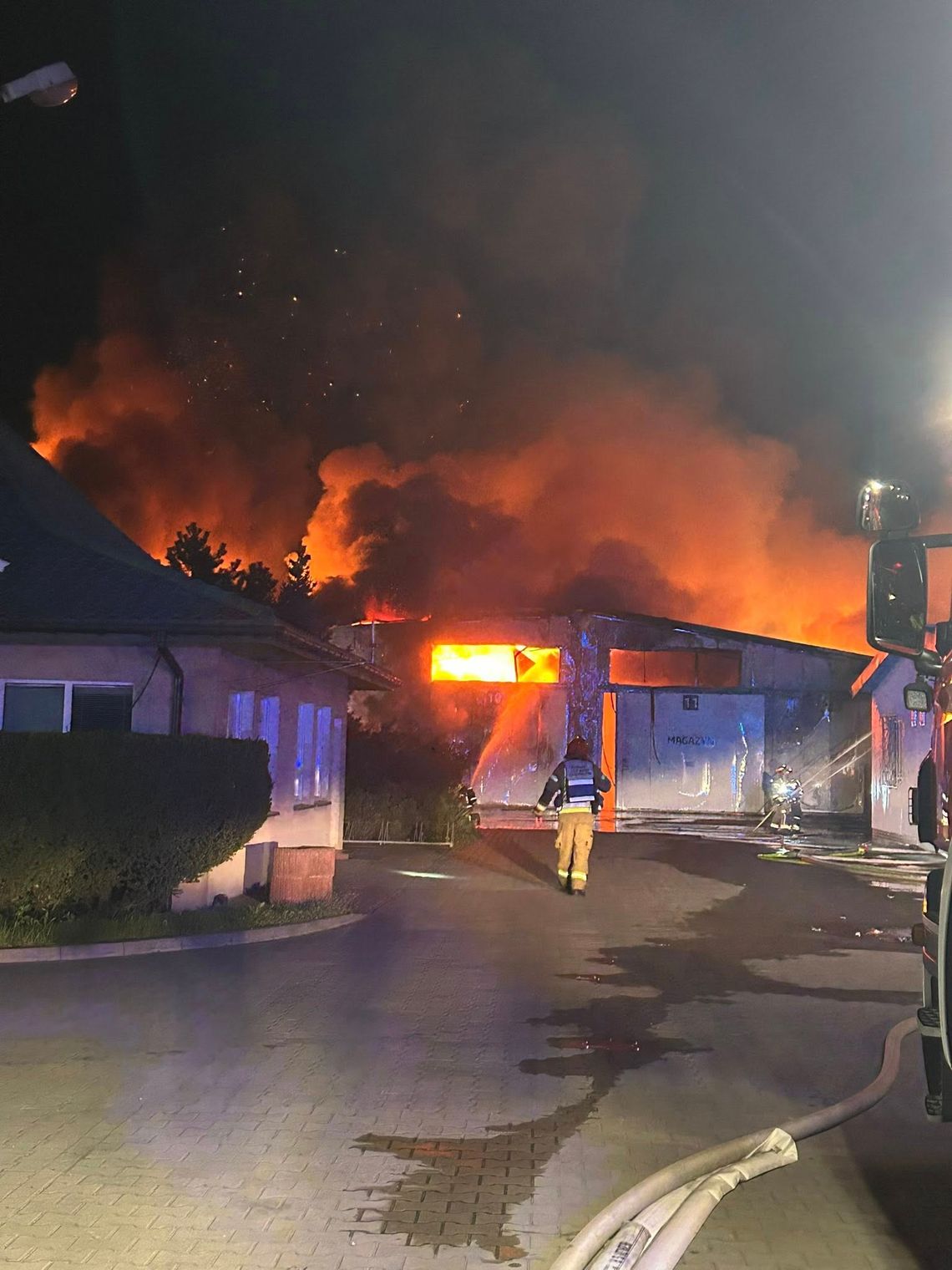 Wielki pożar zakładu w Bramkach. W akcji brali udział strażacy z Grodziska i Pruszkowa
