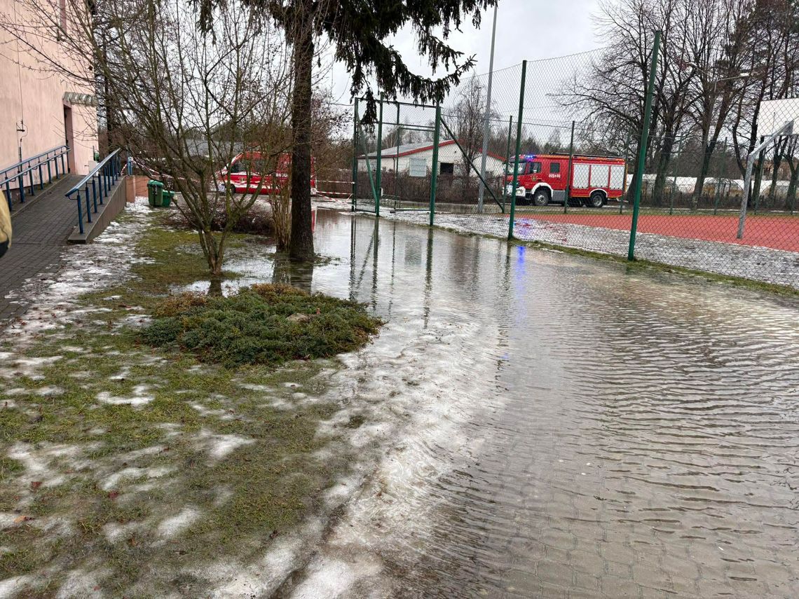 Woda zalała wejście do szkoły Woda zalała wejście do szkoły