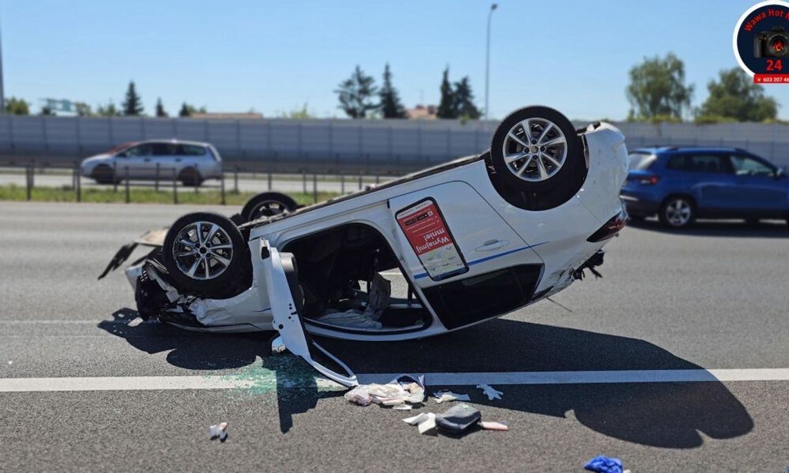 Wypadek 3 aut na trasie S2. Jeden samochód dachował