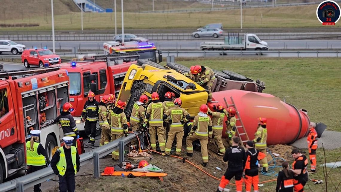 Wypadek betoniarki na węźle Opacz