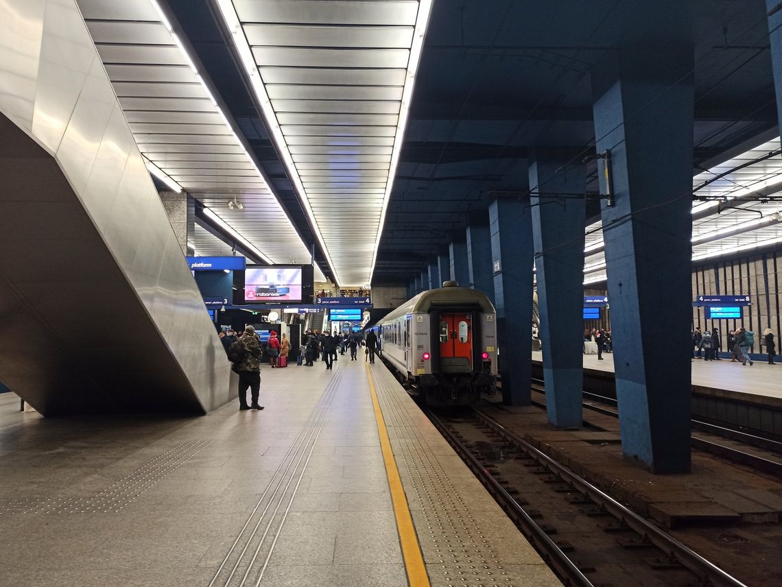 Śmiertelny wypadek na Dworcu Centralnym w Warszawie. Są opóźnienia w kursowaniu pociągów