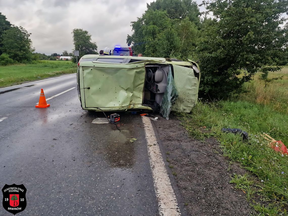 Wypadek w Brwinowie. Fiat uderzył w drzewa i dachował