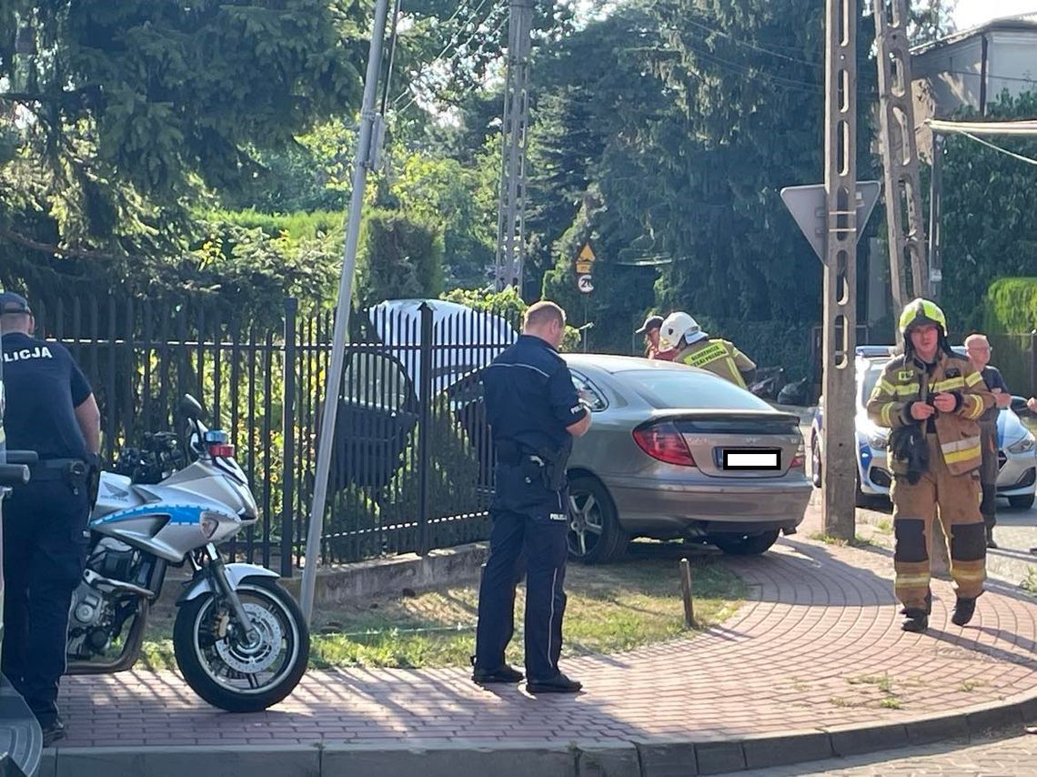 Wypadek w Piastowie: samochód wbił się w ogrodzenie prywatnej posesji