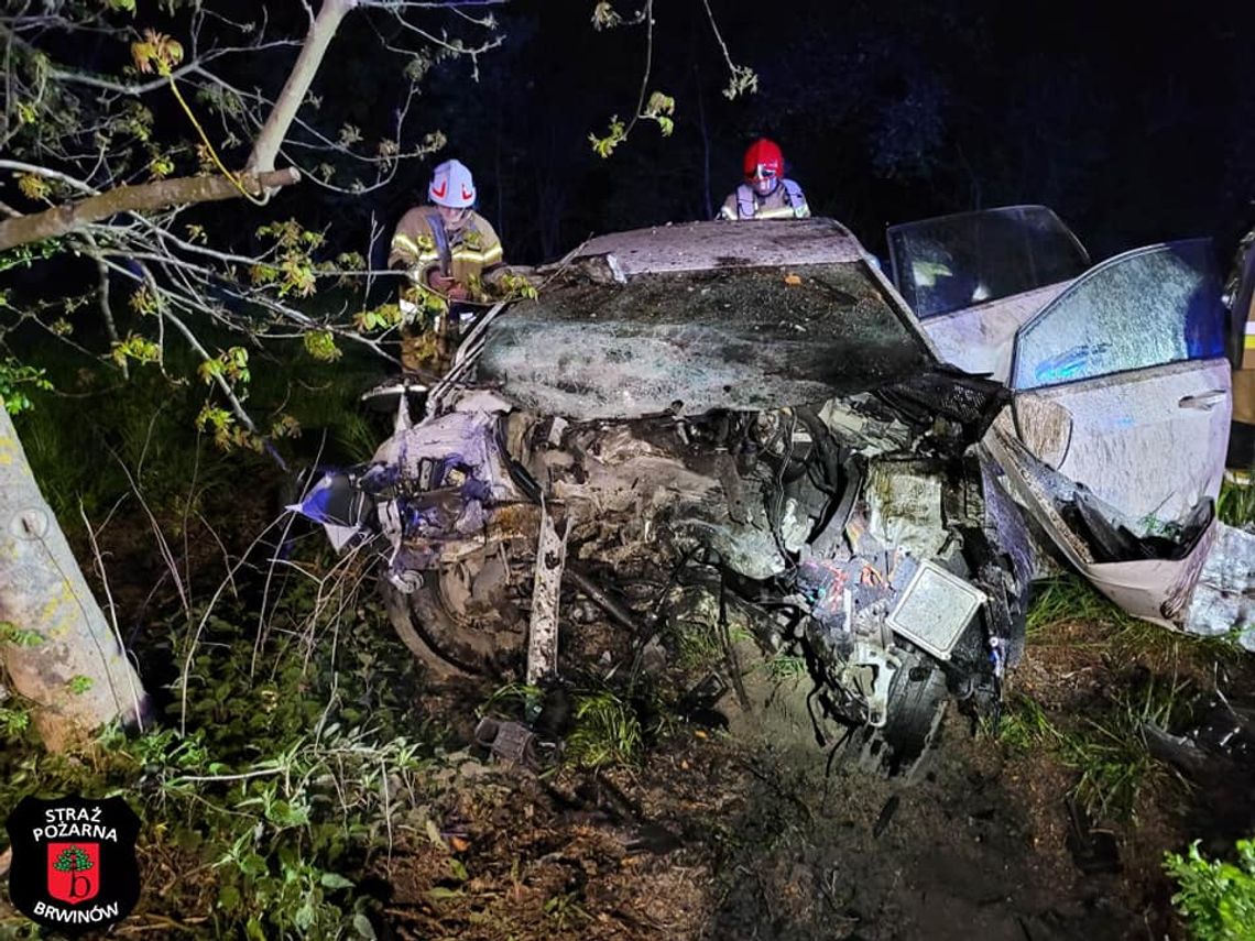 Wypadek we wsi Milęcin obok Brwinowa, samochód wbił się w drzewo