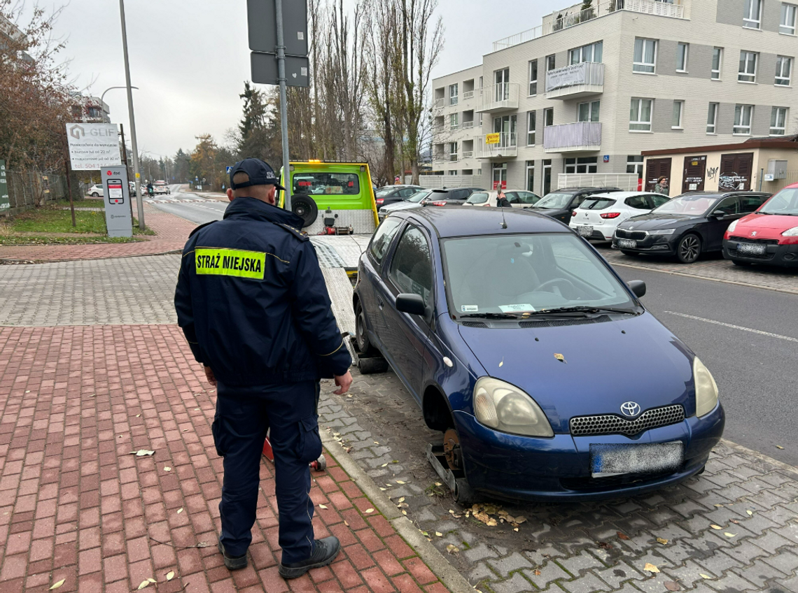 Z ulic znikają wraki – więcej miejsc parkingowych dla mieszkańców Pruszkowa