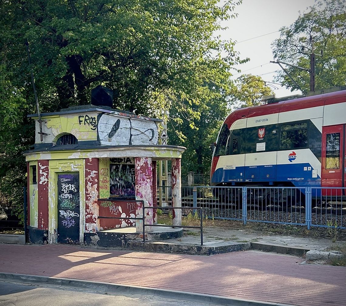 Zabytkowa kasa biletowa EKD w Pruszkowie odzyska dawny blask. Co w niej powstanie?