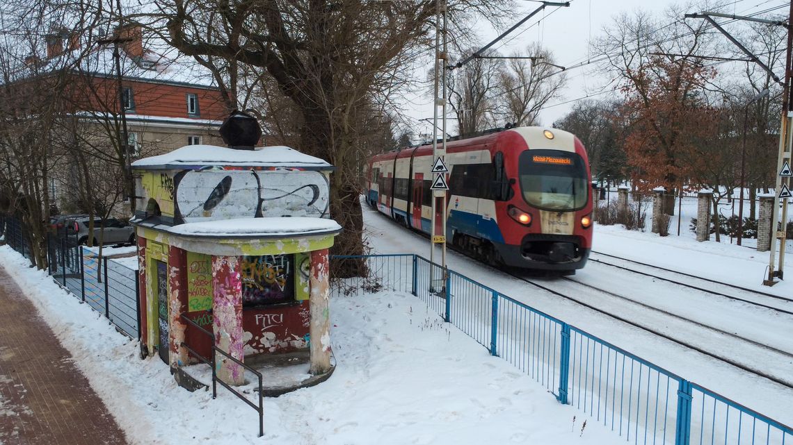 Zabytkowa kasa biletowa EKD w Pruszkowie przechodzi w ręce miasta