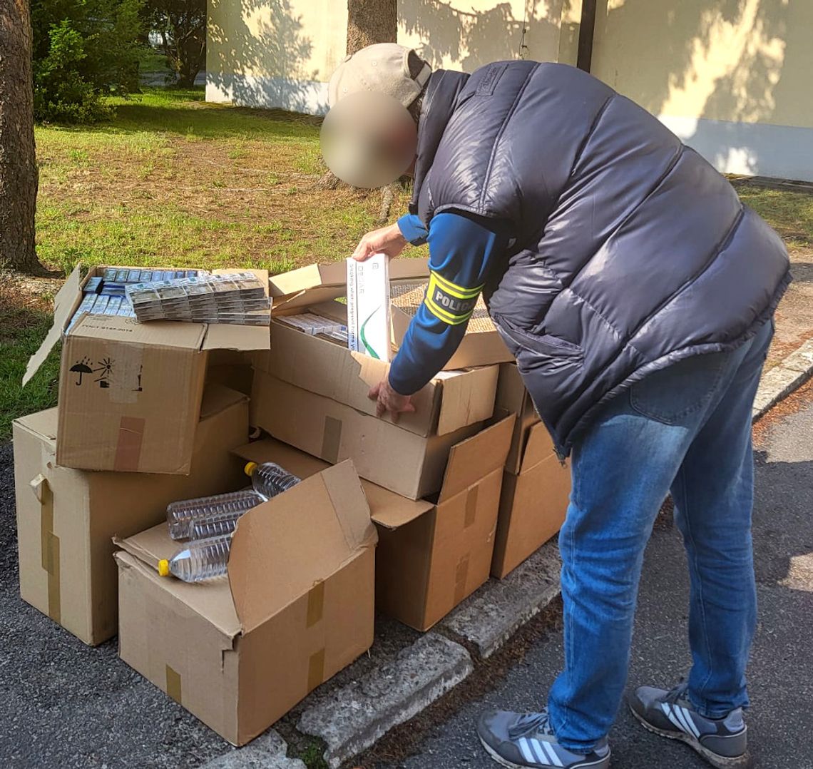 Zaskakujące zapasy mieszkańca Jaktorowa: 30 litrów alkoholu i prawie 60 tysięcy papierosów