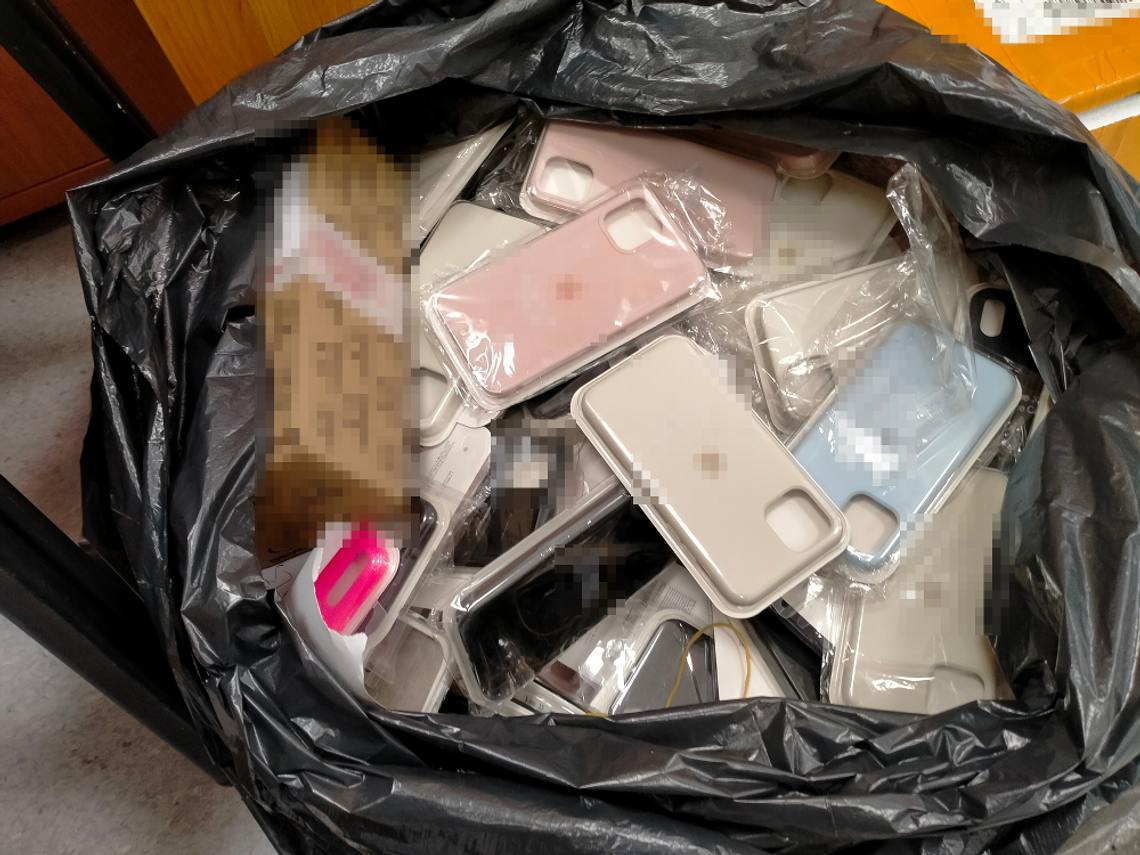 Zatrzymanie w Pruszkowie: 40-latek handlował podrabianymi akcesoriami GSM Zatrzymanie w Pruszkowie: 40-latek handlował podrabianymi akcesoriami GSM