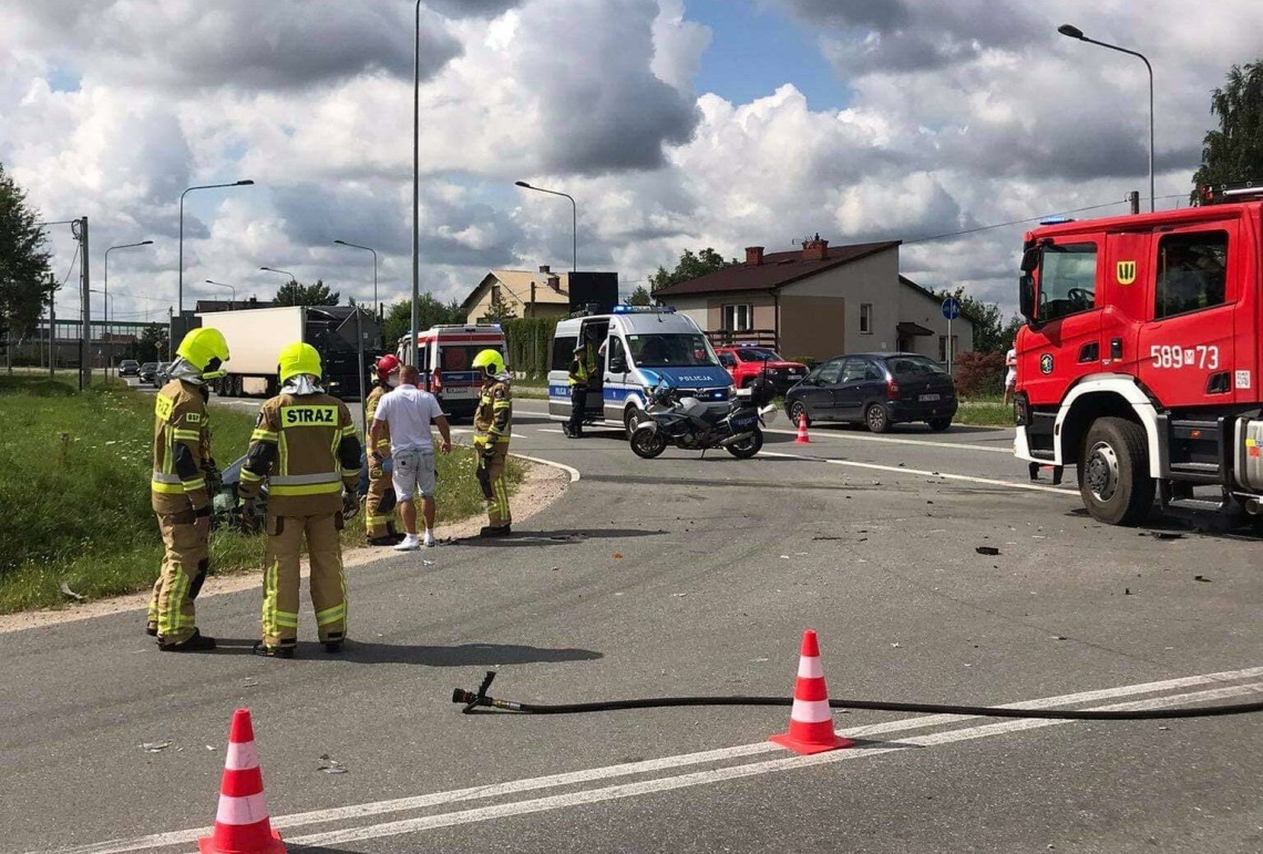 Zderzenie dwóch samochodów, dwie osoby poszkodowane