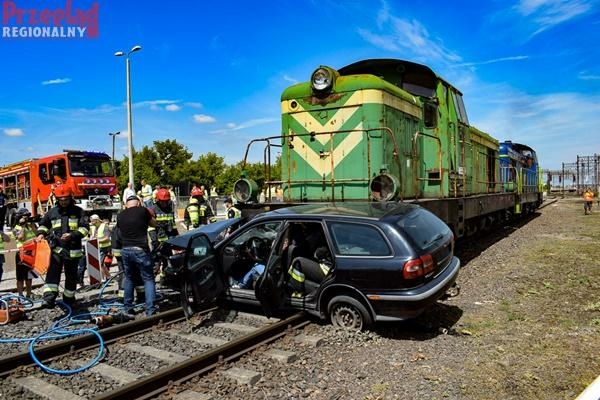 Zderzenie lokomotywy z volvo